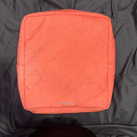 Off-White
logo-print messenger bag
FARFETCH - Picture 9 of 11